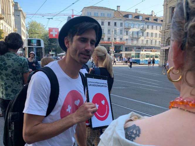 Raffael Wüthrich, coordinatore, durante una raccolta di firme in strada