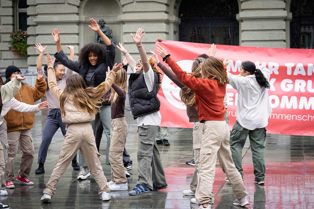 I giovani ballano per il reddito di base in Svizzera